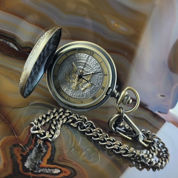 Vintage MAJESTI Company Half Dollar Pocket Watch Pinstripe Embossed Case - Picture 1 of 3